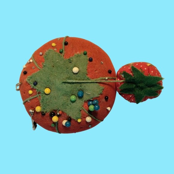 Vintage Tomato Shaped Pin Cushion Strawberry Pins Safety Pins Vintage Grannycore - Picture 2 of 13